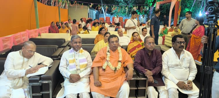 Giridih News: श्रीमद्भागवत कथा सुनने पहुंचे नेता प्रतिपक्ष बाबूलाल मरांडी