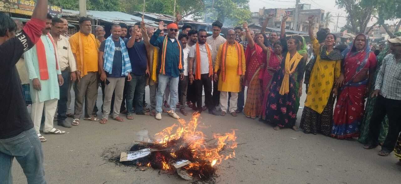 भाजपाइयों ने नरेश टिकैत का किया पुतला दहन