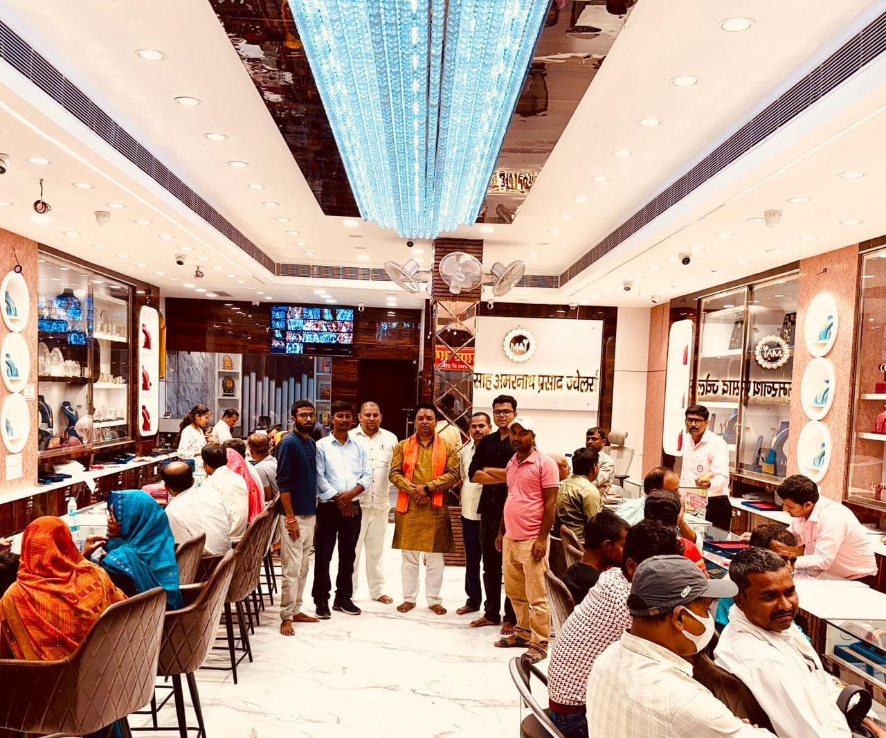 Madhubani News : अक्षय तृतीया व लगन की खरीदारी को लेकर दुकान में भीड़