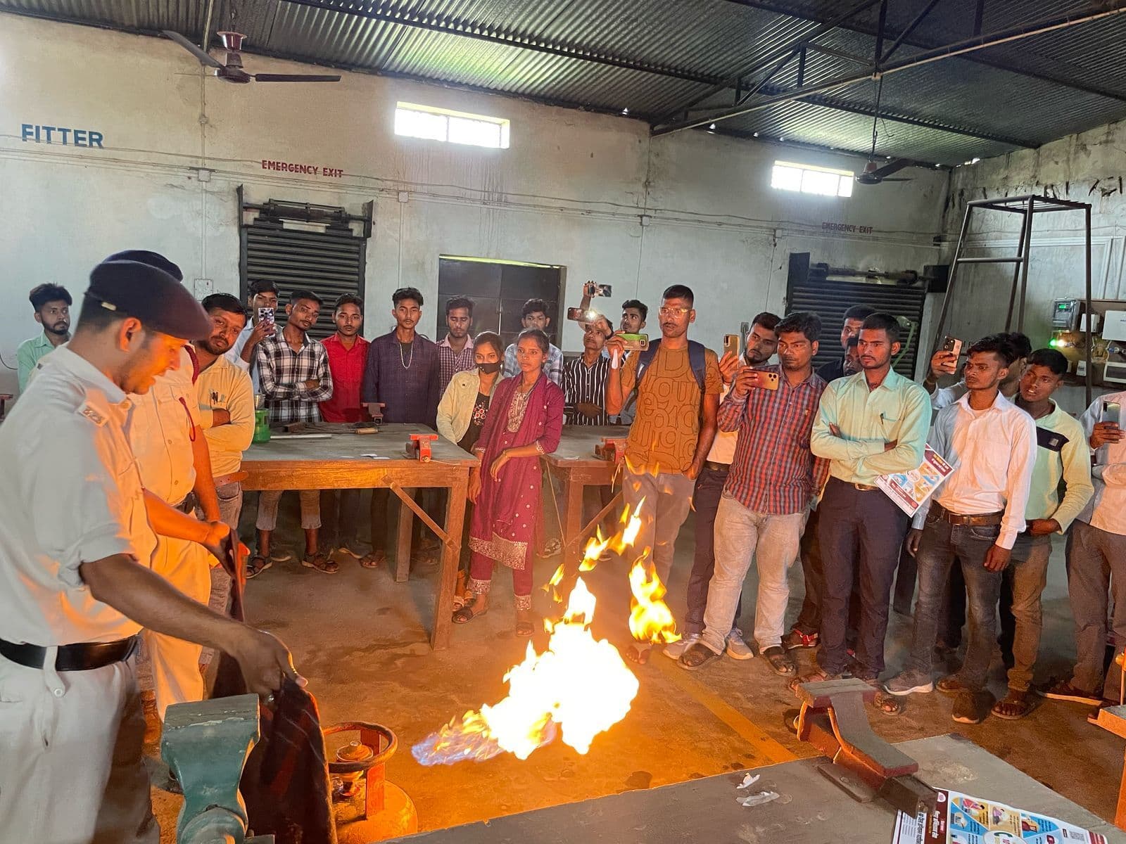 Madhubani News : आपदा से बचाव के लिए छात्राओं को दिया प्रशिक्षण