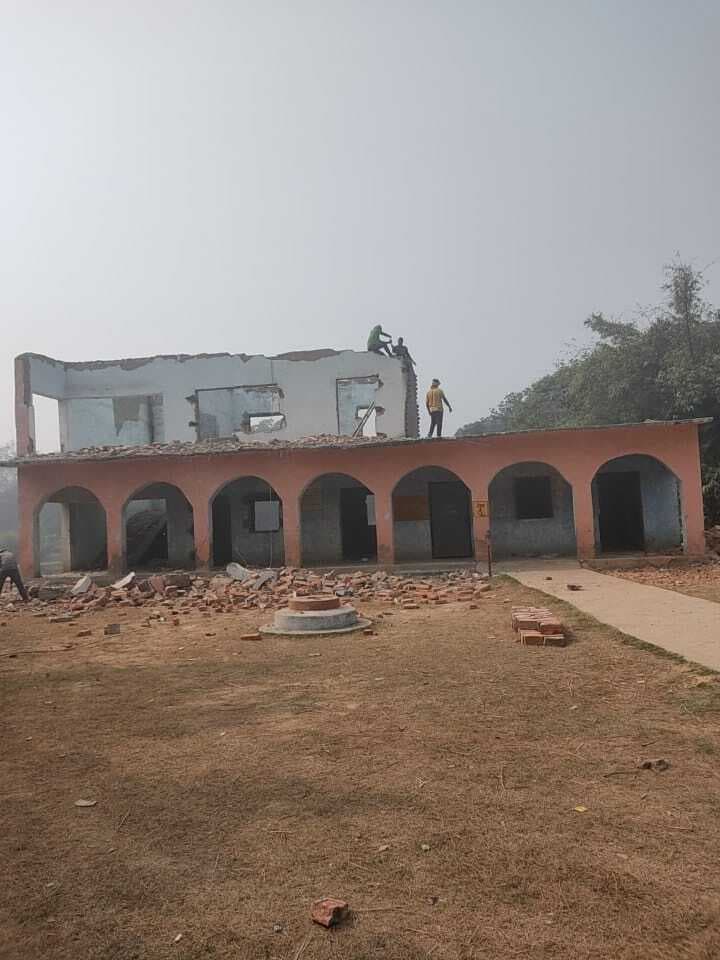 Darbhanga News: स्कूल भवन अवशेष को नियम विरुद्ध अपने चहेते को कम राशि में देना पड़ा भारी