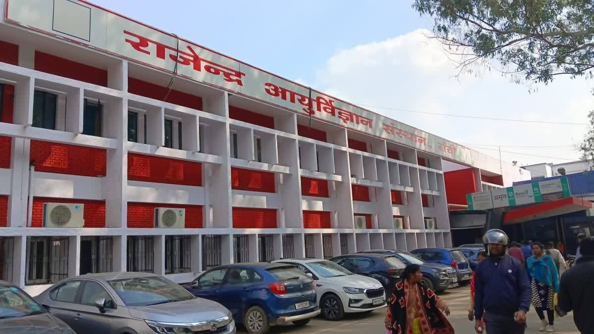 Ranchi News : रिम्स निदेशक ने दोबारा से पद संभालते ही 81 डॉक्टर को दी प्रोन्नति