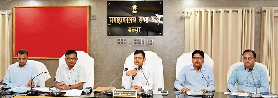 Buxar News : सात दिनों में शत-प्रतिशत पंचायत सरकार भवनों का निर्माण कार्य शुरू कराएं अधिकारी : डीएम