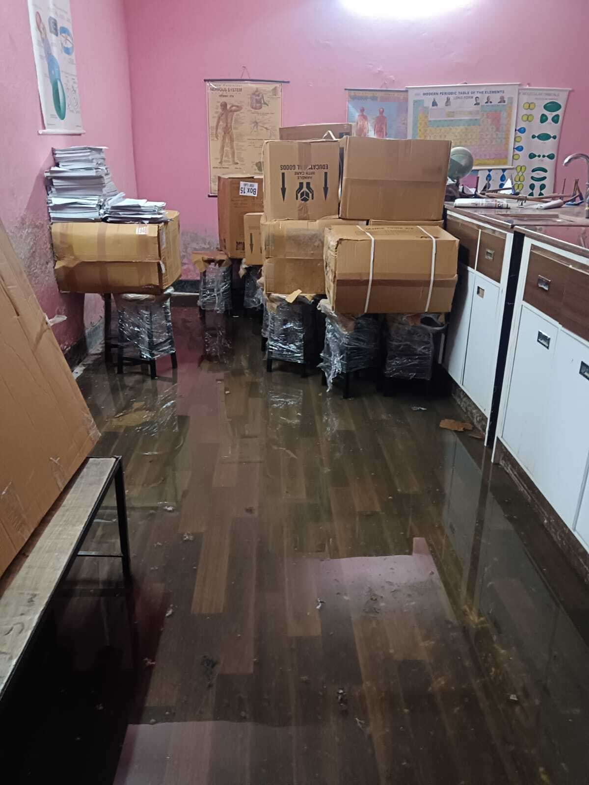 Madhubani News : विद्यालय में जलजमाव से पढ़ाई हो रही प्रभावित