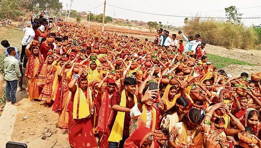 Buxar News : शतचंडी महायज्ञ के लिए निकाली गयी कलश शोभायात्रा