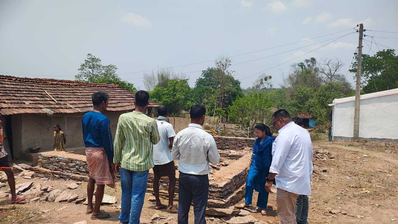 West Singhbhum News : आवास मित्र ने लाभुकों से ऑफिस खर्च के नाम पर पैसे लिये, पदाधिकारी ने लगायी फटकार