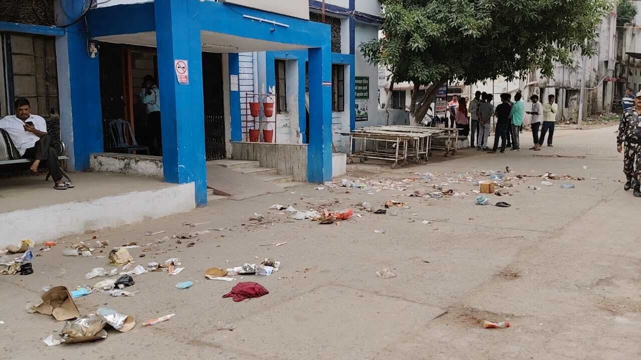 Samastipur News:हटाये जाने पर भड़के सफाई कर्मी, सुपरवाइजर से मारपीट, सदर अस्पताल परिसर में बिखेड़ा कचरा