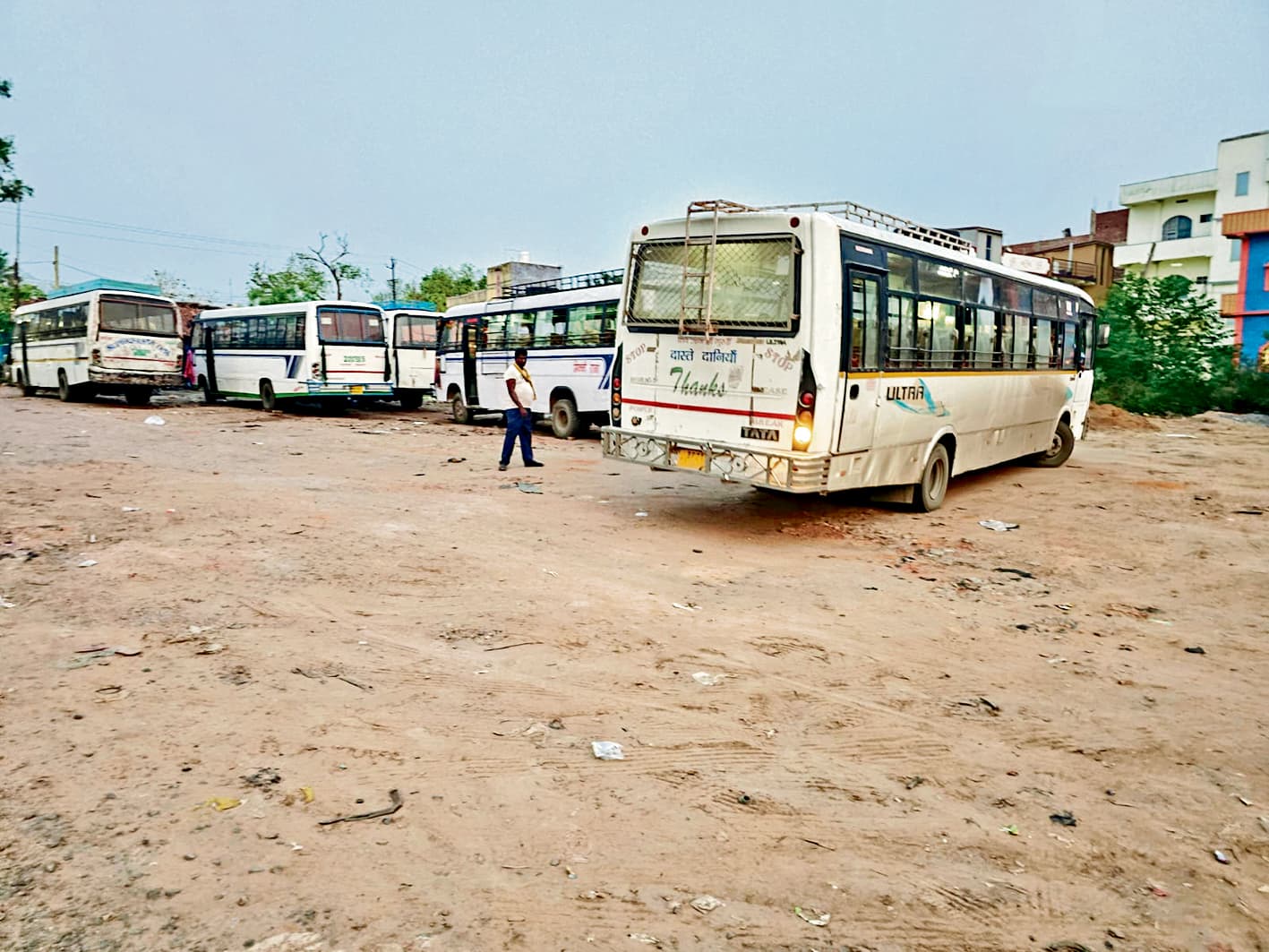 बरबीघा के करोड़पति बस पड़ाव में नागरिक सुविधा का आभाव, हर मौसम की मार झेल रहे यात्री