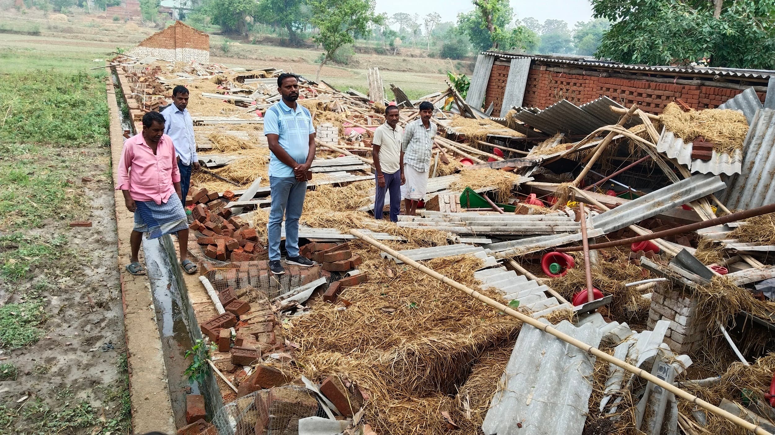 Bokaro News : आंधी-पानी से मुर्गी शेड हुआ धराशायी, भारी नुकसान
