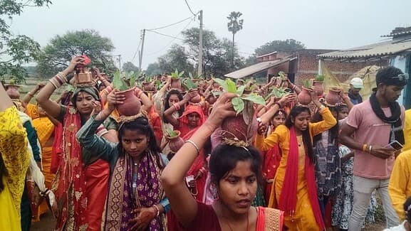 प्रतिमा प्राण प्रतिष्ठा को लेकर निकाली गयी कलश शोभा यात्रा