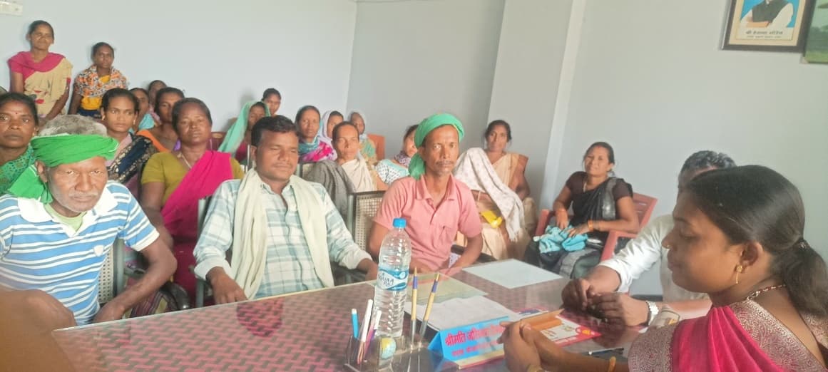 स्वयं सहायता समूह दुकानदार से राशन लेने की मांग को लेकर दिया आवेदन