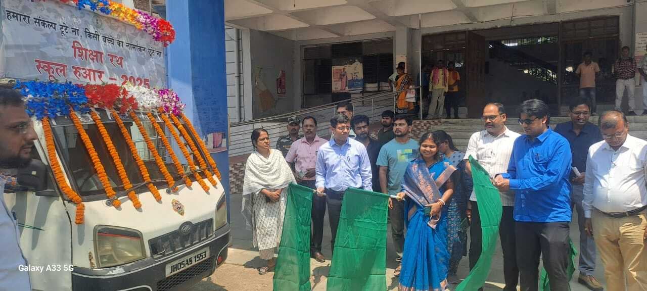 Seraikela News : बच्चों को स्कूल भेजें, उन्हें शिक्षा से सशक्त बनाएं: डीडीसी