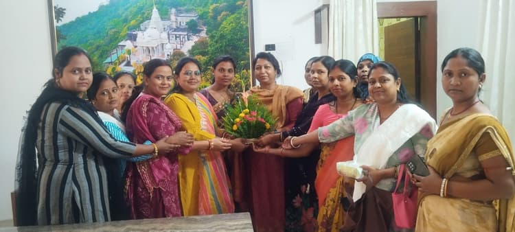 Giridih News: मानदेय मिलने पर पोषण सखी ने डीएसडब्ल्यूओ का किया अभिनंदन