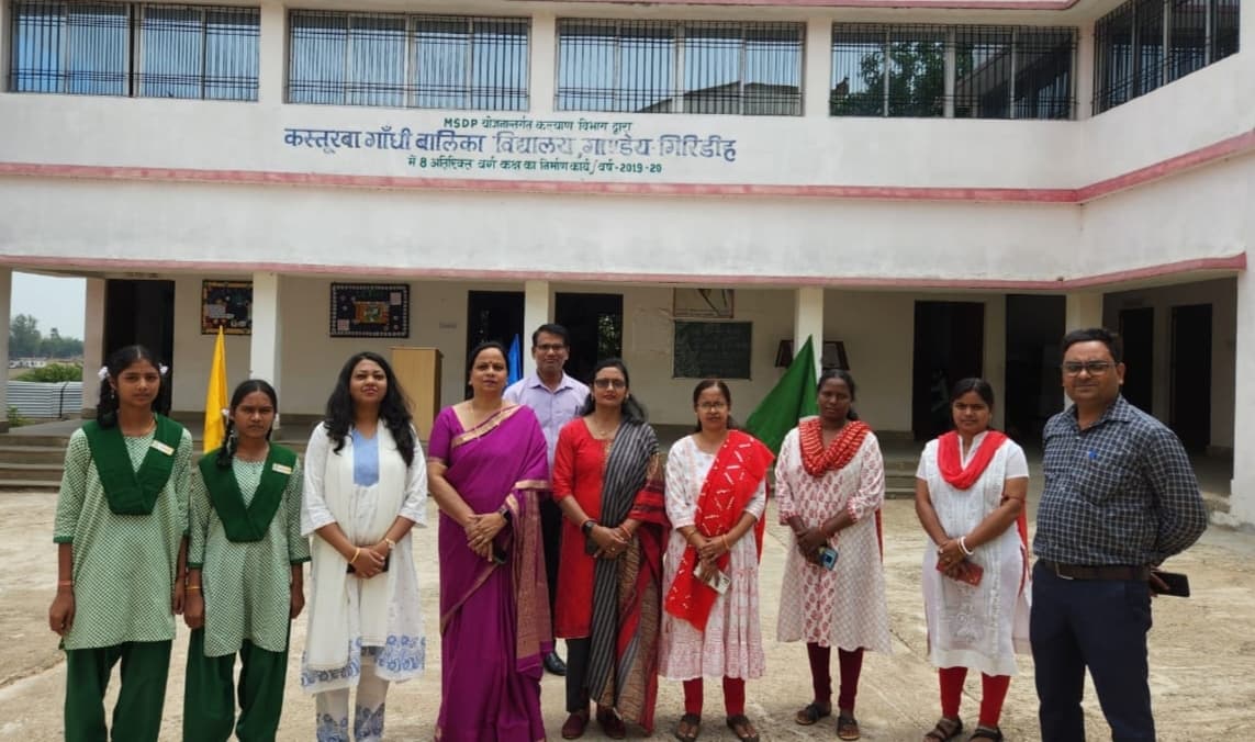Giridih News: बाल अधिकार संरक्षण आयोग ने किया आंगनबाड़ी केंद्र व कस्तूरबा गांधी विद्यालय का निरीक्षण