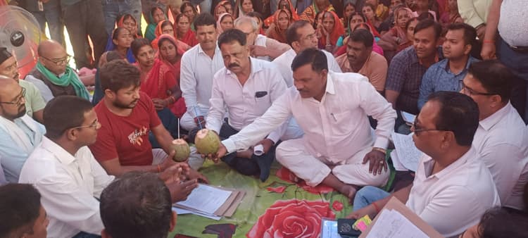 Giridih News: 37 दिन से चल रहा झायूफो का धरना मंत्री के आश्वासन पर समाप्त