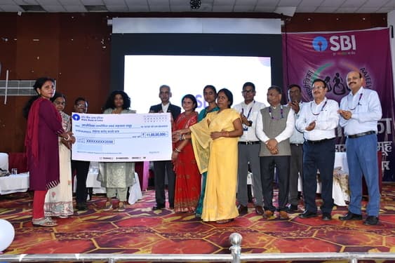 एसएचजी के बीच 11 करोड़ रूपये का ऋण वितरित