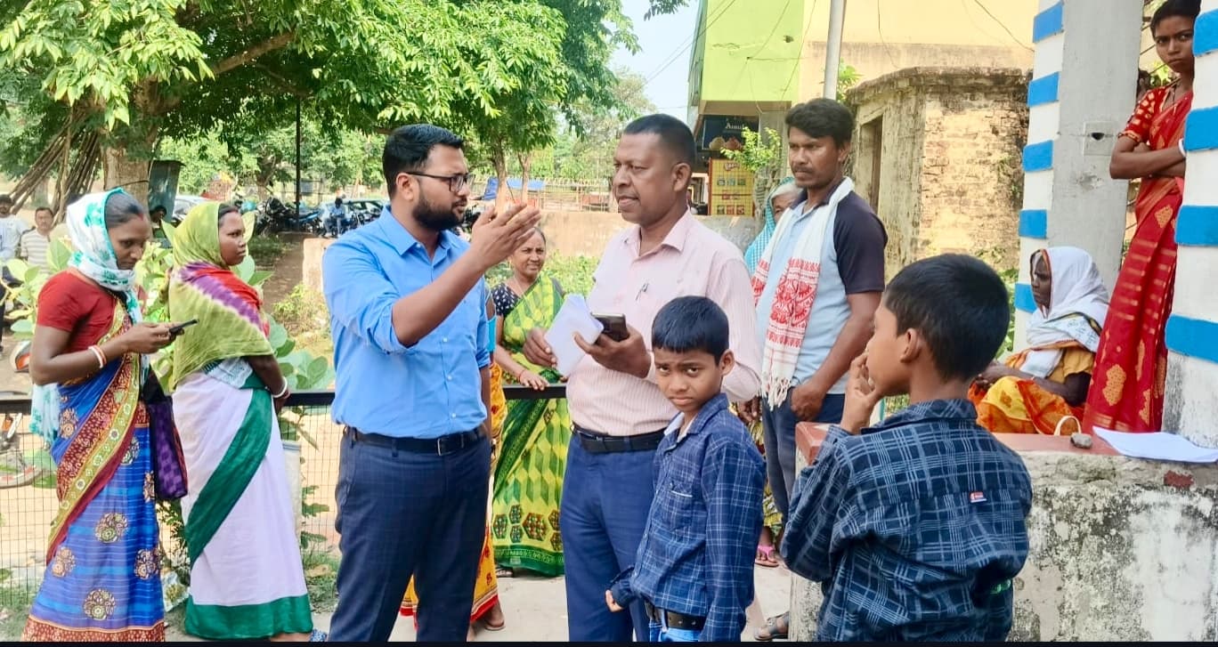 East Singhbhum News : गोपालपुर आधार केंद्र में लोगों का हंंगामा, अव्यवस्था व वसूली का आरोप