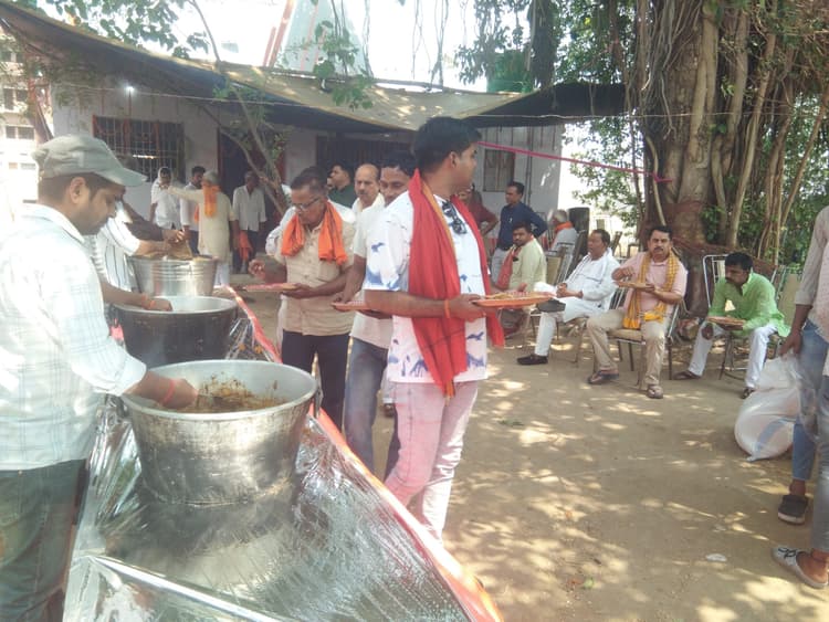 24 घंटे अखंड कीर्तन व तीन दिवसीय प्राणप्रतिष्ठा के समापन पर हुआ भंडारा