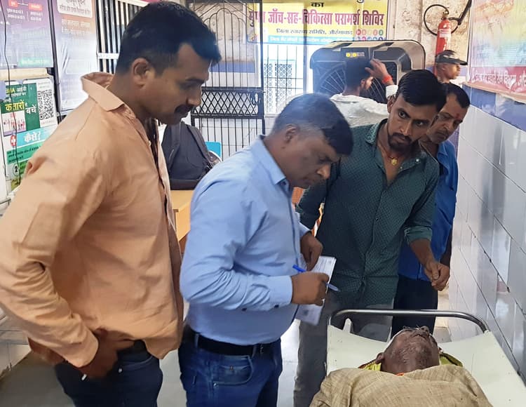 आरपीएफ जवानों ने अचेत वृद्ध को पहुंचाया अस्पताल