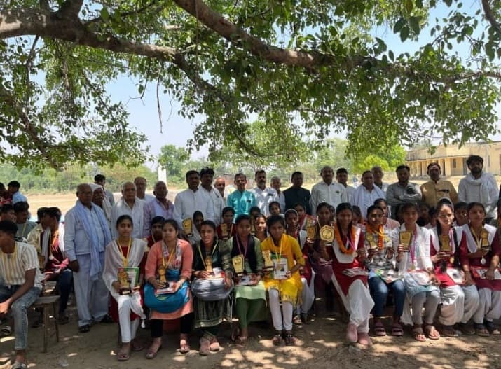 मैट्रिक व इंटर के उत्तीर्ण छात्र-छात्राओं को किया गया सम्मानित