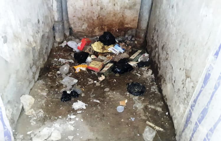 संयुक्त कृषि भवन में कचरों के बीच दिखी शराब की बोतलें