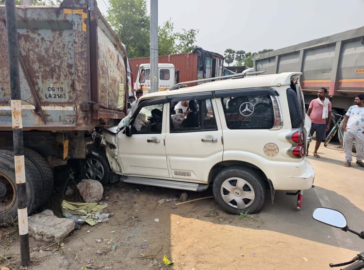 स्काॅर्पियो व कार की टक्कर में चार घायल