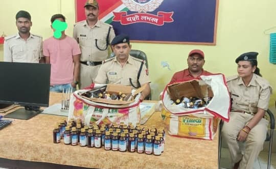 253 बोतल प्रतिबंधित कफ सिरप के साथ एक नाबालिग हिरासत में