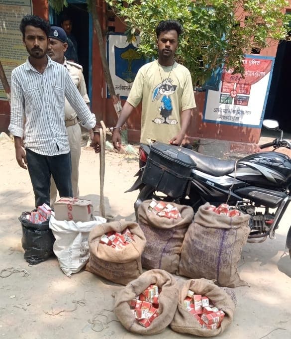 612 पैकेट शराब व बाइक के साथ दो धंधेबाज गिरफ्तार