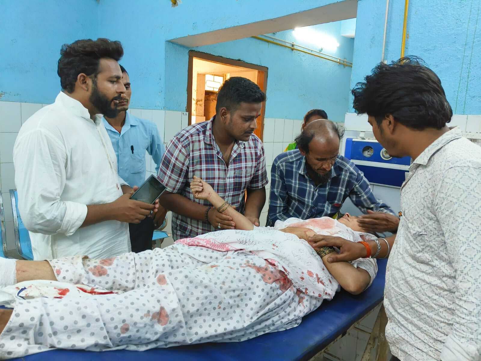 बाइक सवार को बचाने के चक्कर में ई रिक्शा पलटा, चालक सहित एक महिला यात्री जख्मी