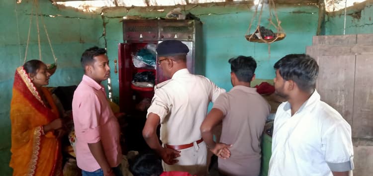 घर का ताला तोड़ कर एक लाख से अधिक की संपत्ति चोरी