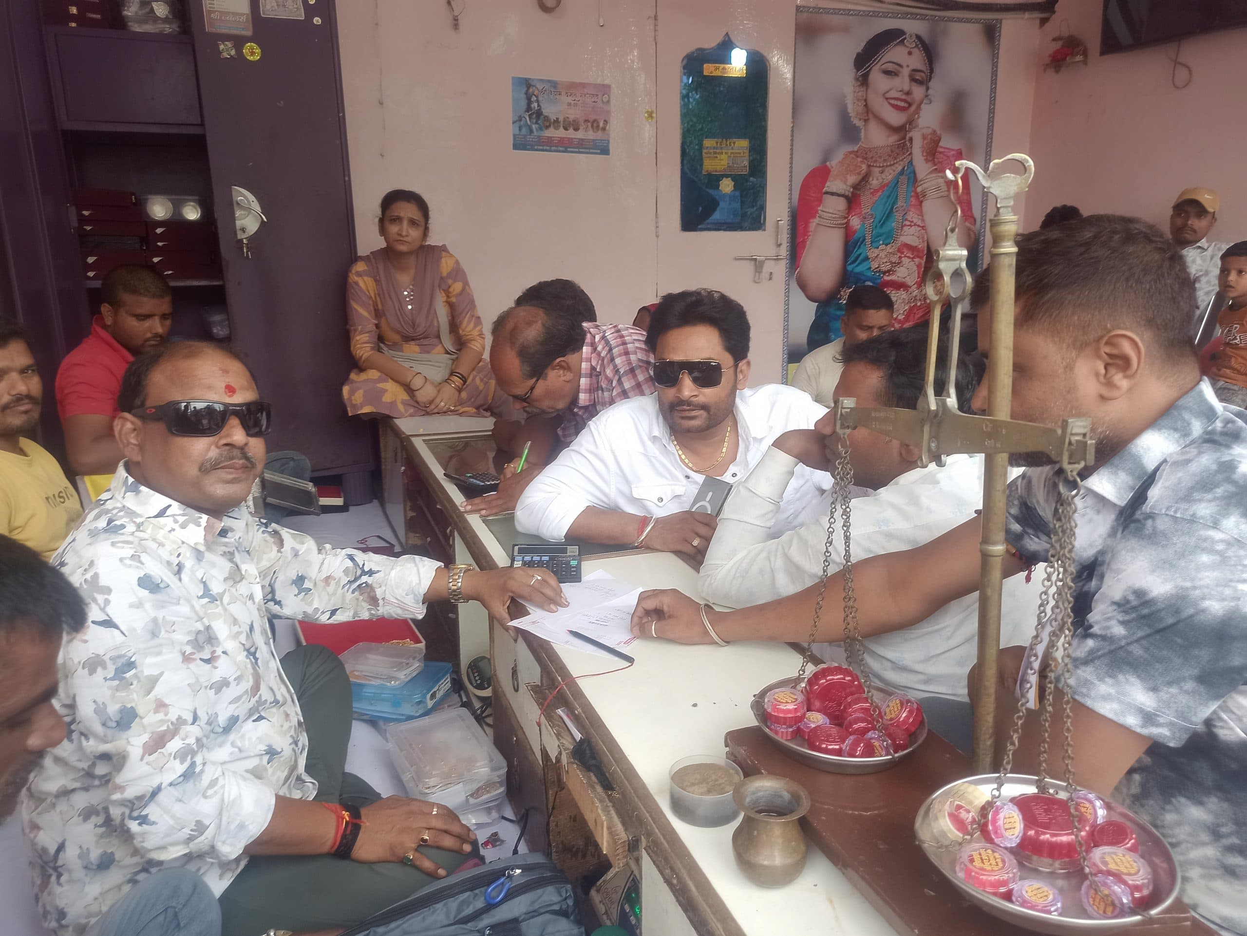 अक्षय तृतीया पर बाजारों में दिखी रौनक, ज्वेलरी दुकानों पर उमड़ी भीड़