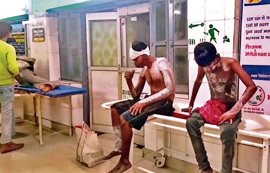 बिजली के तार के संपर्क में आया बैंड टॉली लोड मिनी ट्रक, झुलसने से पांच लोगों की हालत गंभीर