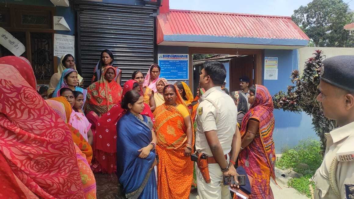 बैंक मैनेजर के विरुद्ध जीविका दीदियों ने दिया धरना