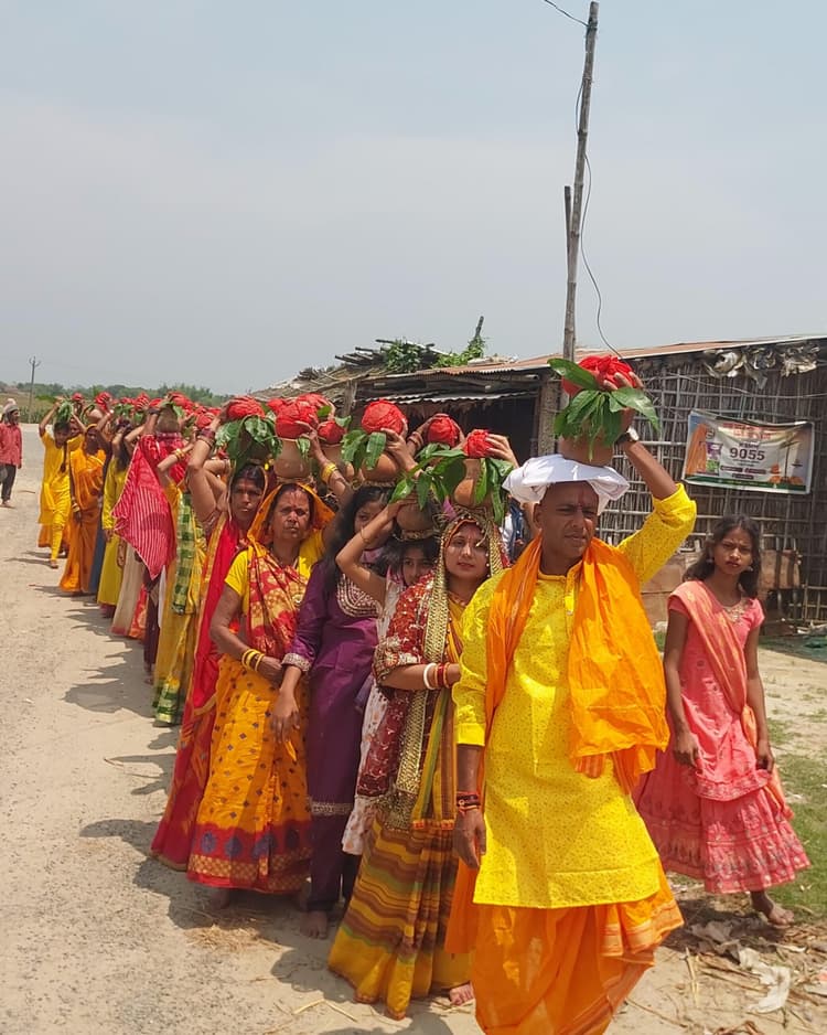 ज्ञान यज्ञ को लेकर निकाली कलश यात्रा