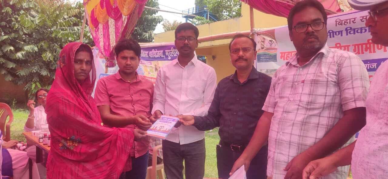 महादलित बस्तियों में लगा शिविर, 18 विभागों के कर्मचारी रहे गायब