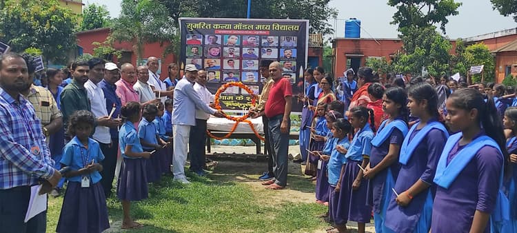 पहलगाम में मारे गये लोगों को दी श्रद्धांजलि