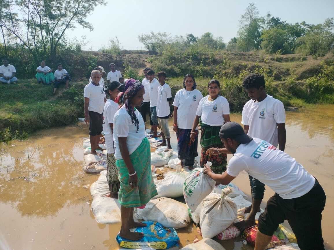 रनिया में श्रमदान कर बनाया बोरी बांध