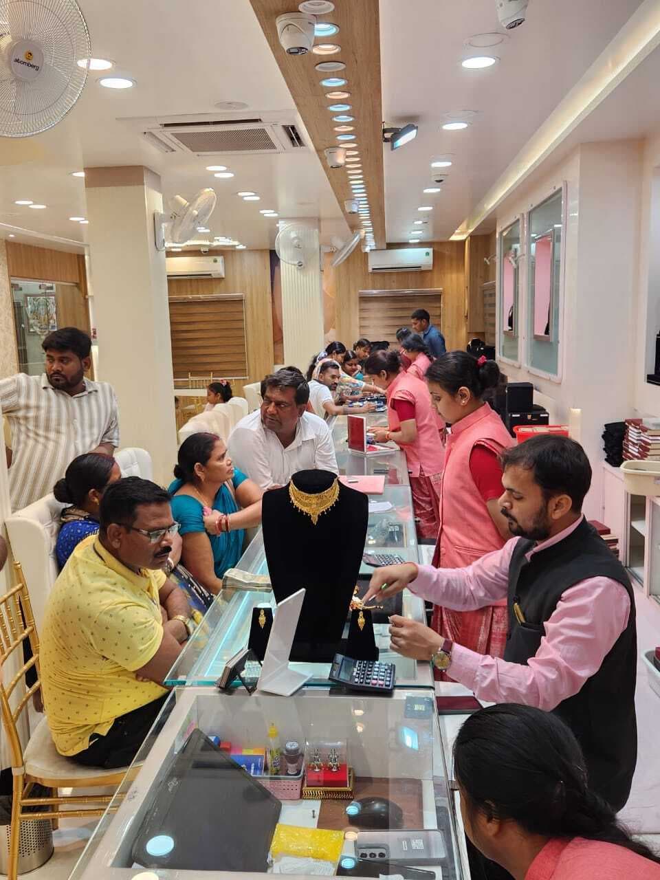 अक्षय तृतीया पर ज्वेलरी दुकानों पर सोना खरीदारों की उमड़ी भीड़