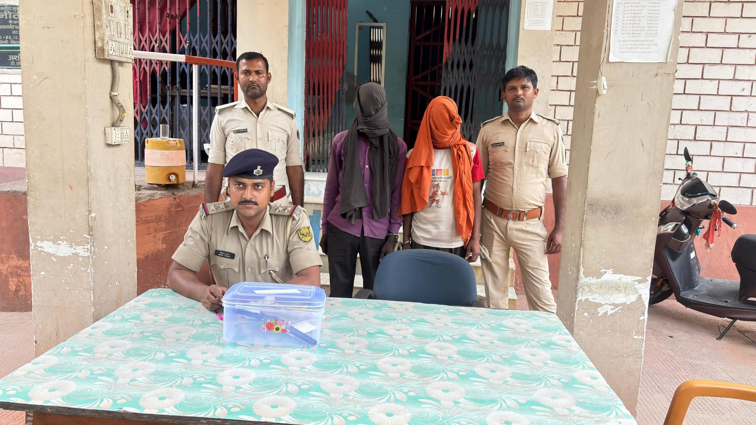 राहगीर को डराने-धमकाने वाले दो अपराधियों को पुलिस ने कट्टा के साथ किया गिरफ्तार