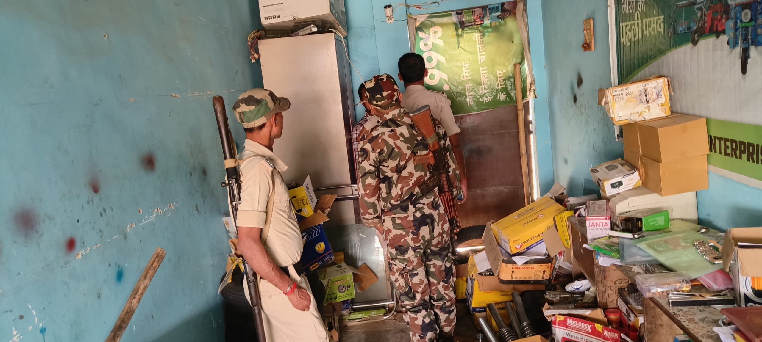 ई-रिक्शा शो रूम से नकदी सहित ढाई लाख का सामान चोरी