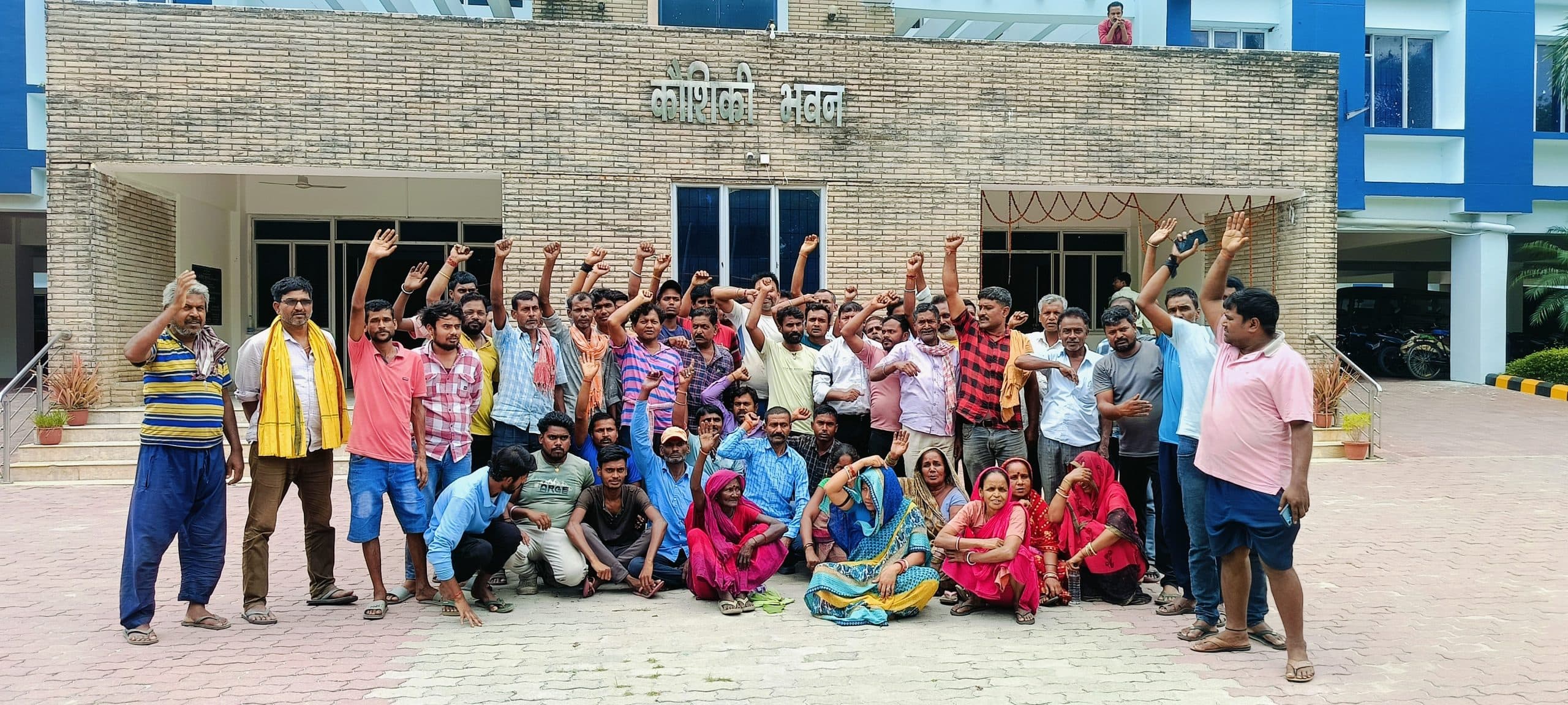 जल संसाधन विभाग के खिलाफ दैनिक मजदूरों ने किया प्रदर्शन, मजदूरी भुगतान की मांग