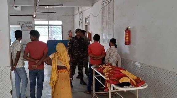 पिकअप वैन व बाइक की आपने सामने टक्कर, एक की मौत, दो घायल