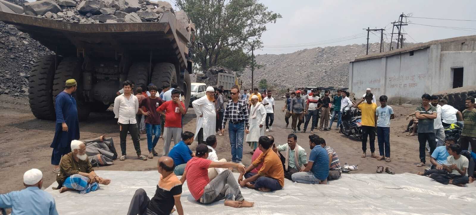 Dhanbad News : छाताबाद : पानी के लिए छाताबाद के ग्रामीणों ने रोकी ट्रांसपोर्टिंग