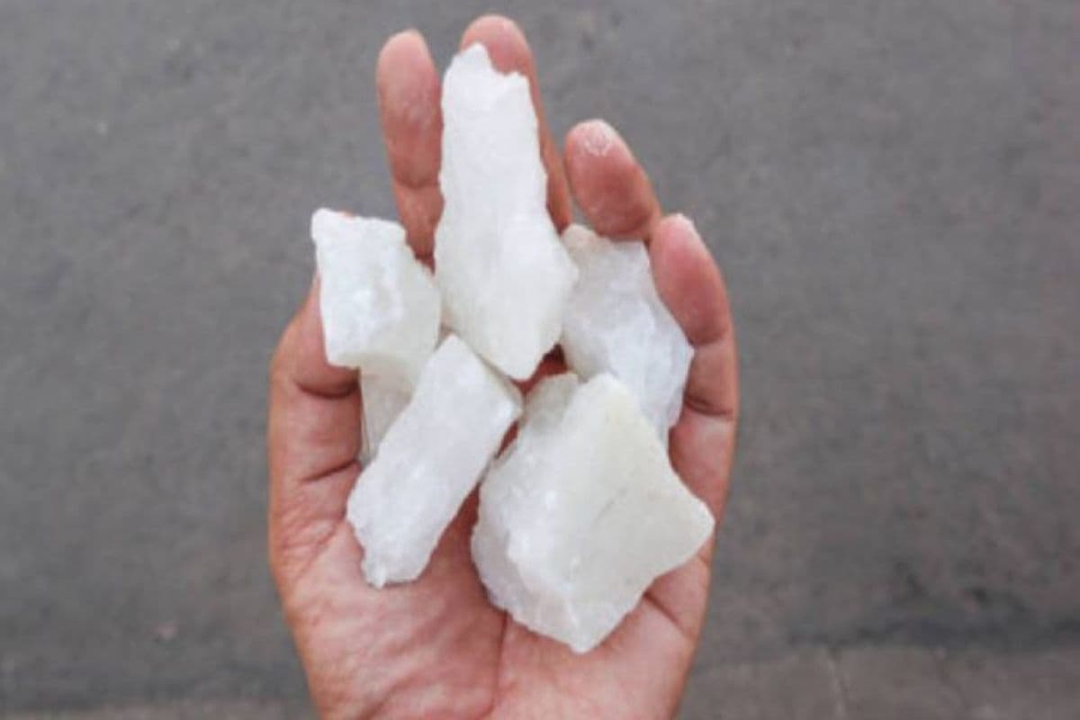 Alum Benefits in Summer: गर्मी में स्किन की समस्या से राहत देगा ये सफेद पत्थर