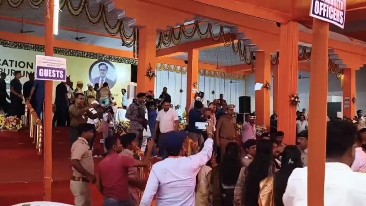 Governor in Bhagalpur: भागलपुर में दीक्षांत समारोह के दौरान हंगामा, छात्र ने राज्यपाल के सामने फेंके पर्चे