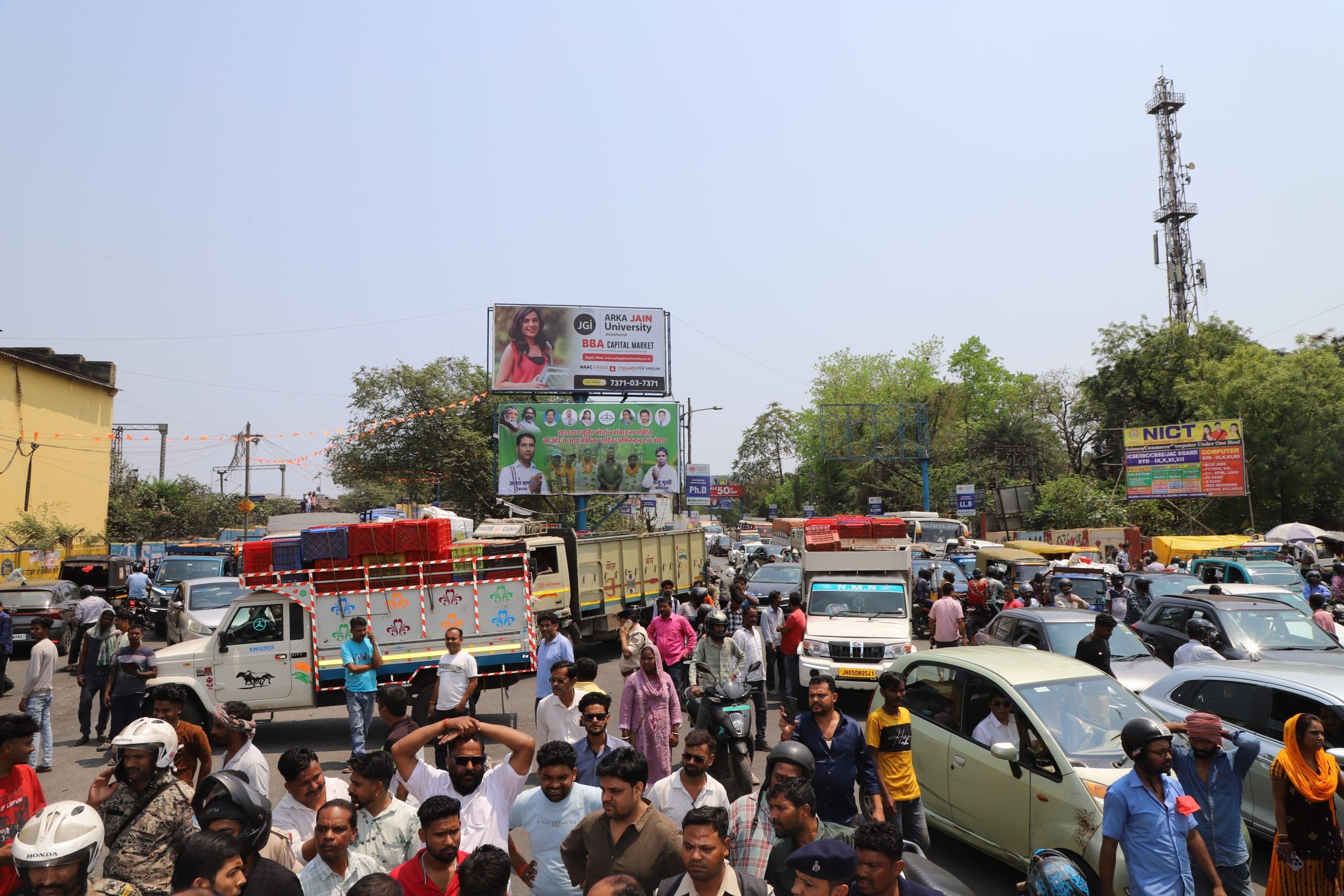 JUGSALAI TRAFFIC :चालान काटने की कही बात तो भड़का पुलिसकर्मी, की गाली-गलौज, विरोध में सड़क जाम