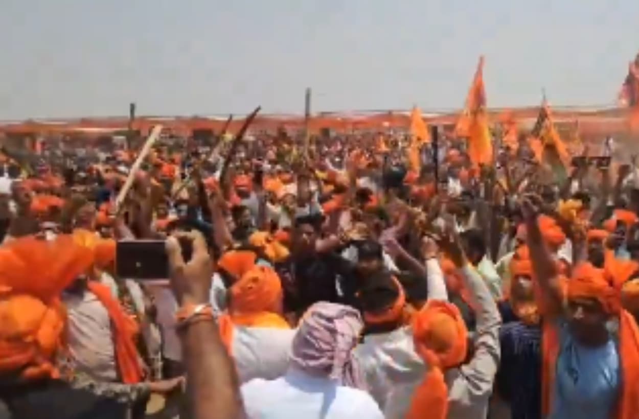 Video: लहरी तलवारें, खूब हुई नारेबाजी... आगरा में करणी सेना का तांडव