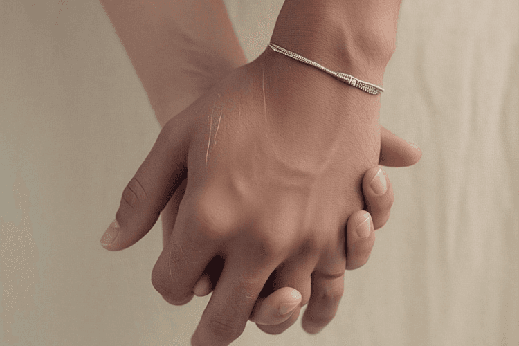 Love Affairs: दोस्त की मम्मी से हो गया प्यार, चुपके से मिलने पहुंचा तो घरवालों ने पकड़ा, पीट कर की हत्या