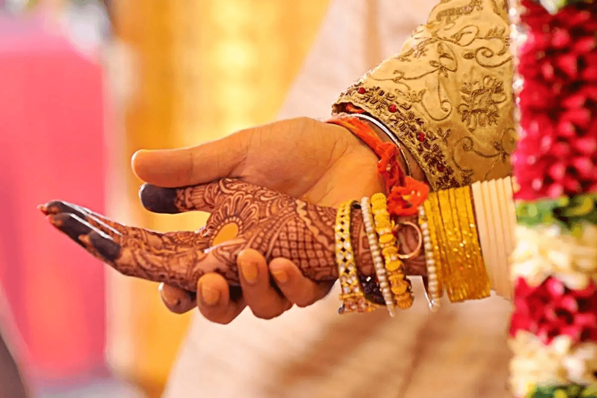 बहाने से बुलाती है घर, बिना देखे मन नहीं लगता था... करीब आए और हो गया प्यार, पंखे से शुरू हुई प्रेम कहानी