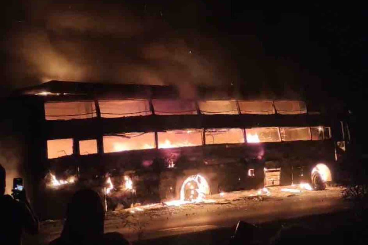 Video: जलती बस को तीन किलोमीटर तक चलाता रहा ड्राइवर, सैकड़ों यात्रियों ने कूदकर बचाई जान